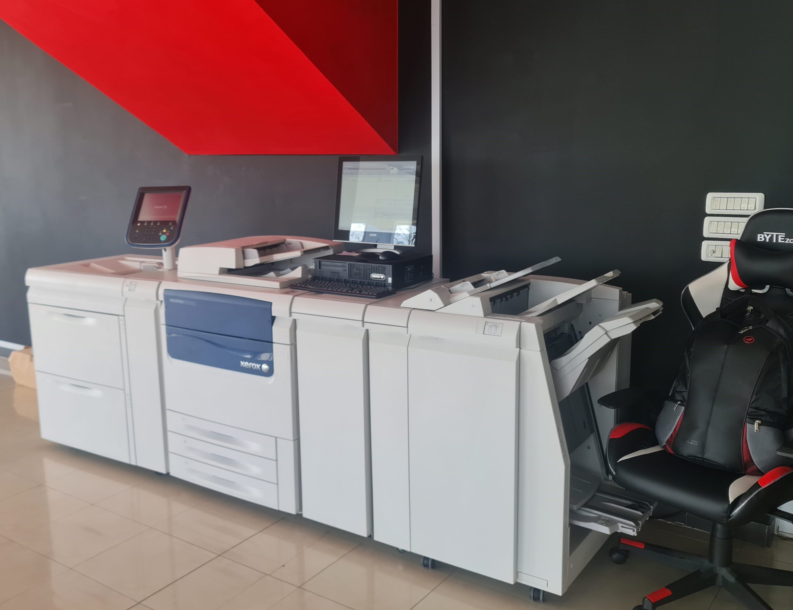 //infos-osijek.hr/wp-content/uploads/2025/10/stroj-xerox-tisak-scaled.jpg